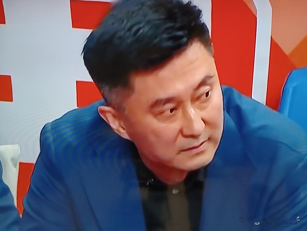 杜锋脸黑得能挤出墨，徐杰低头恨不得钻进地缝，全队三连败后一片死寂，唯独...