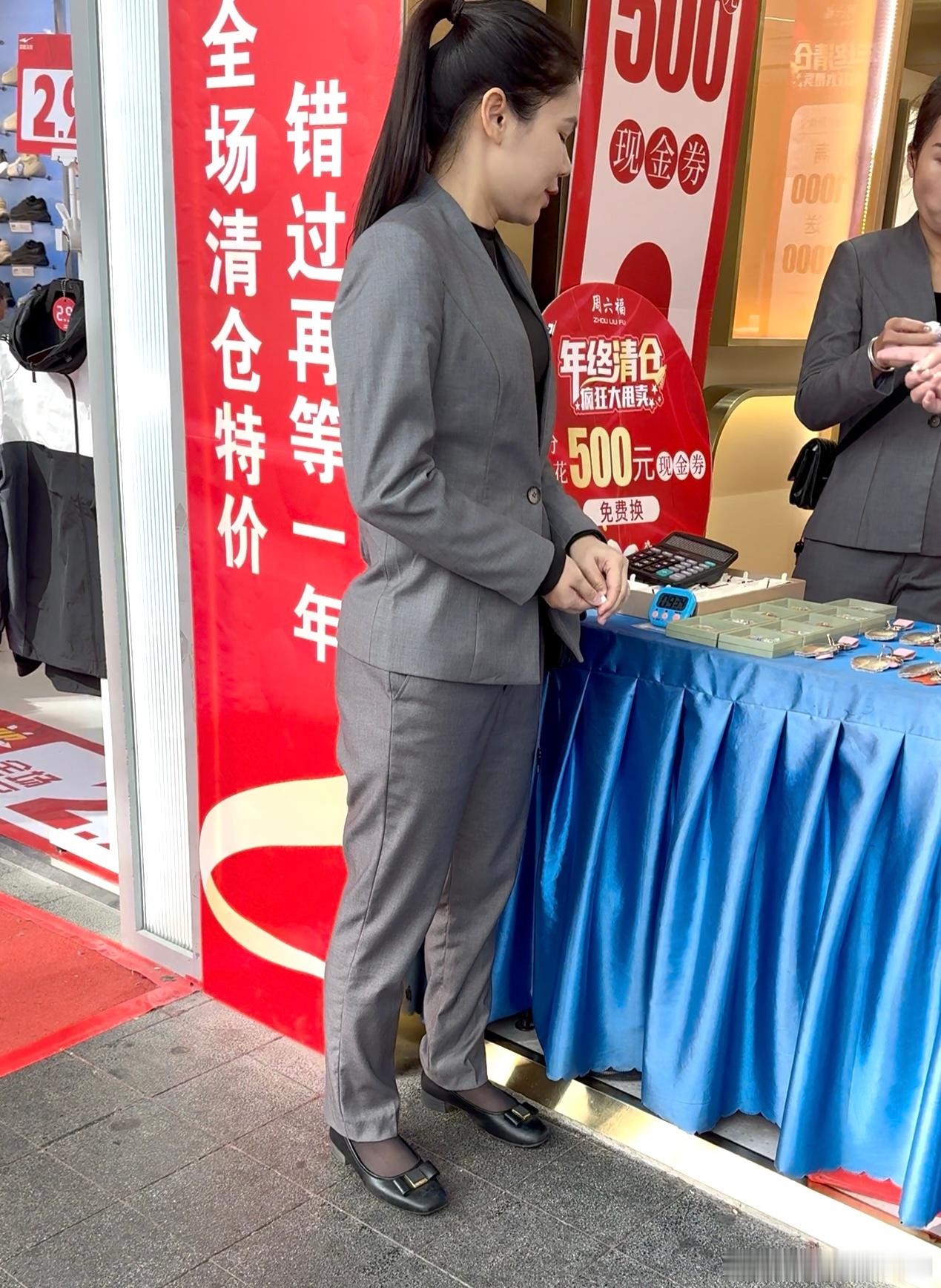 珠宝柜姐 ​​​