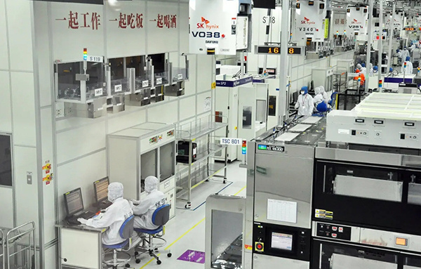#三星SK海力士计划升级在华工厂# 【长江存储份额已近40%，韩国存储双雄计划升级在华工厂】据英国路透社10月21日报道，韩国两大存储芯片巨头三星电子和SK海力士正升级其在华工厂，计划生产更先进的存储芯片。四名知情人士透露，此举既是满足人工智能（AI）不断增长的存储需求，也是为了应对中国同行快速 ​