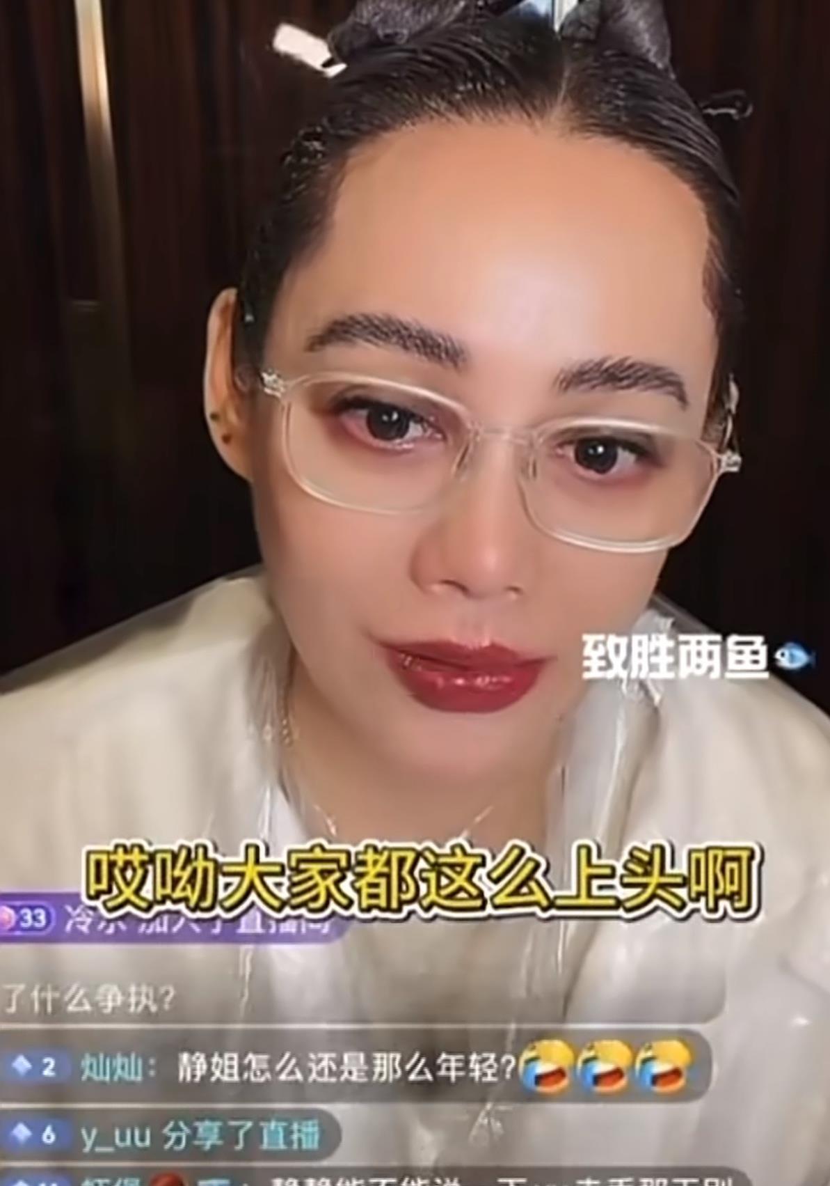 终于明白了！
宁静为什么敢这么说。
全网都在考虑花少二的时候，只有她一个人站出来正面回应，原来，敢作敢当这四个字，在娱乐圈是真稀罕。

事情大家都知道，她直播里说，现在网上流传的分析，比当年对的人多，准确度还高很多。这话等于替网友递了个台阶，一般人躲都躲不及，她偏往上站。

她还说了实话，节目组为了