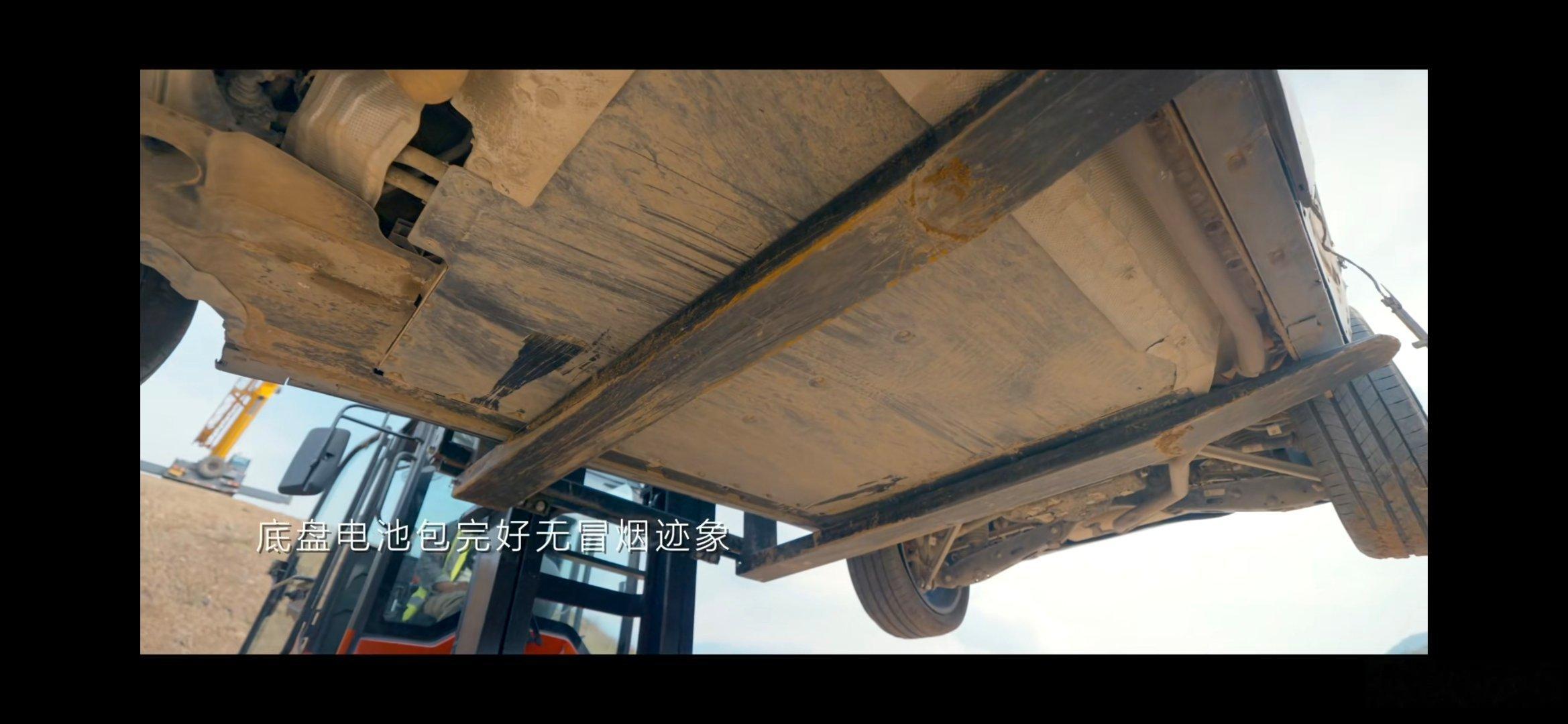 #行业首次车辆飞坡撞击电池包直播##李治廷的新搭子8X 20.68万起夯爆了#   说起新能源车，很多人心里最大的顾虑永远是电池安全。路上磕碰、意外撞击，大家都会担心电池会不会出问题。而上汽大众ID. ERA 8X直接用一场硬核直播回应了这份担忧，带来行业首次车辆飞坡撞击电池包测试，把最严苛的 ​