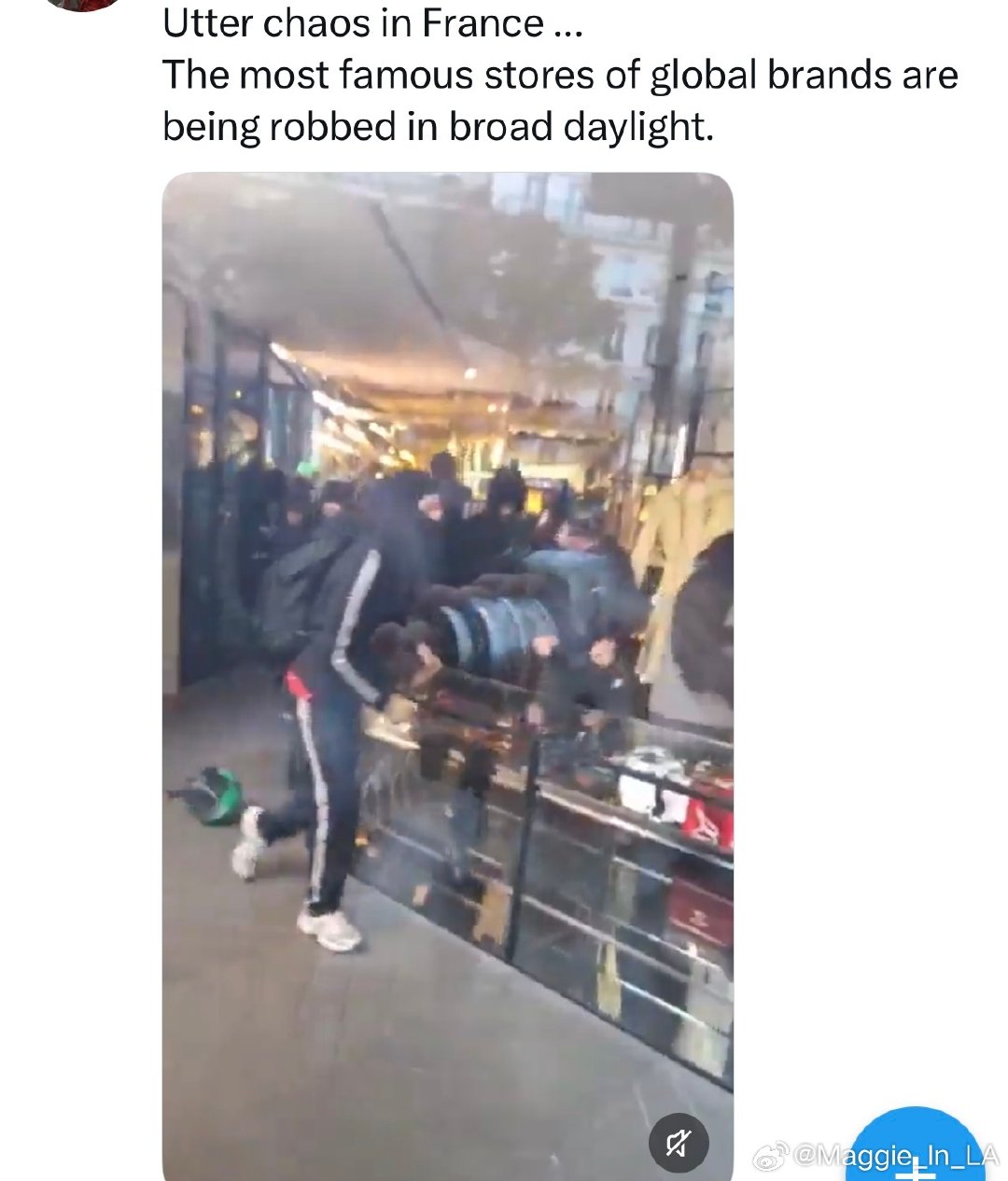 这种事儿总是发生在巴黎和米兰时装周之后，而不是之前，因为目前上新，直接抢到圣诞礼品[允悲]
感觉真的是很会挑时间 
#法国多家奢侈品门店遭洗劫# 
而且你们看，只发生在巴黎米兰这类时尚中心。
这些人就是来圣诞购物的 
#法国近年来最严重暴力骚乱# ​