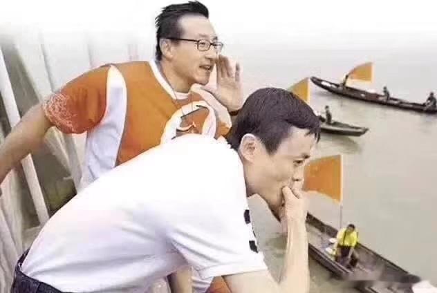 《突发，阿里巴巴套现百亿走人！》
    阿里出售大量资产，套现200亿走人，简直清醒得可怕。
近日，中通发布公告，阿里以每股20.02美元出售了2500万股中通快递股份，套现约5亿美元。
而自2024年底以来，阿里已经陆续套现超过200亿元。例如出售银泰百货、高鑫零售等非核心领域资产，多次减持圆通等物流 ​