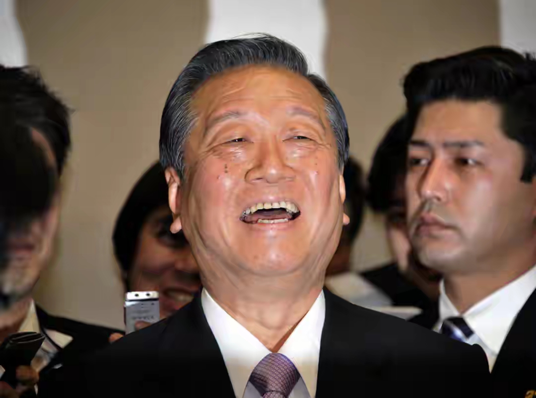 日本大佬忍无可忍，点名大骂高市早苗，当个首相把国家搞成这样
 
小泽一郎这个名字，可能很多人都不熟悉，但20多年前，他曾在政坛纵横捭阖，两度将自民党拉下马。现在他将矛头对准了高市，直言是高市早苗造就了日本的外交困境。
这两天，小泽一郎在社交媒体上忍无可忍地点名大骂高市说，高市早苗“幼稚而情绪化”的外