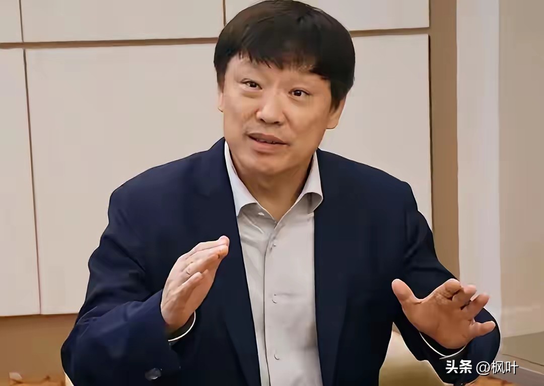 胡锡进这样评价南大博士汤家凤老师：打着数学考研名师的招牌，编造出中国英语教学地位高出任何国家，拥有至高无上地位的谬论，甚至上纲上线，祭出极端民族主义的情绪，煽风点火给英语主科设置带上崇洋媚外的帽子。

胡锡进还表示，很多人都认为，汤家凤这样出位表演的目的就是为了博眼球、制造流量、刷存在感，纯属狗拿耗
