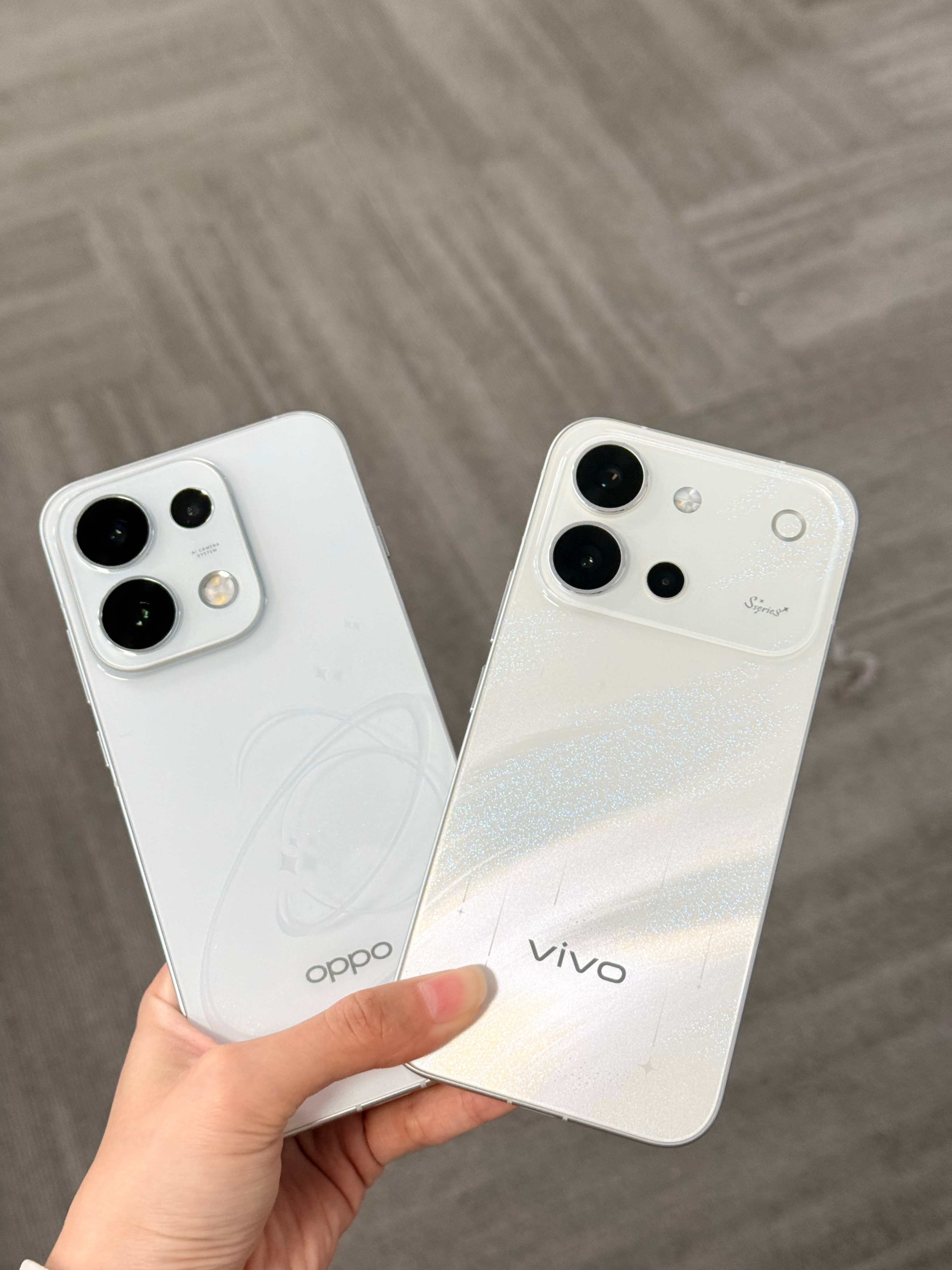 好纠结啊两台都那么好看 OPPO Reno16 Pro是3D的素圈星球...