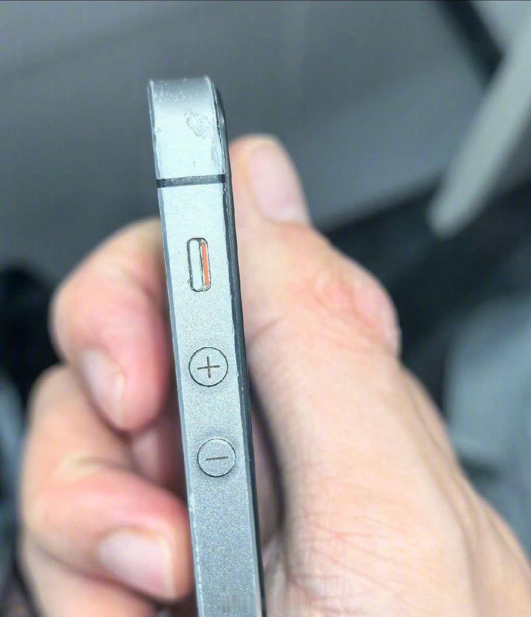 iPhone5s，这多年了苹果的图标设计真的是变都没变过，还有这静音拨片是真的爽啊。 ​
