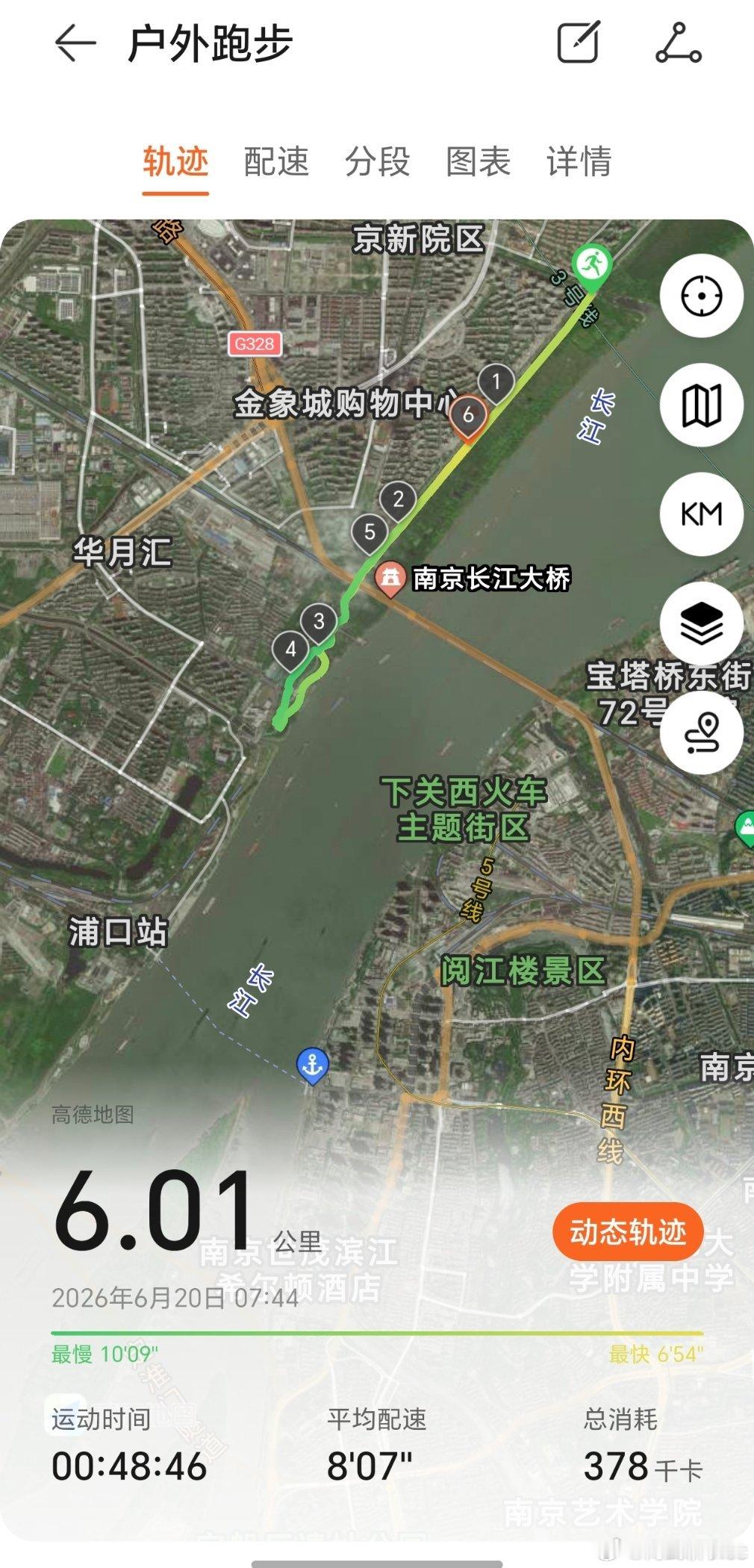 早上跑了六公里，边跑边直播，用镜头带着大家逛了逛滨江漫步道和长江边看了...