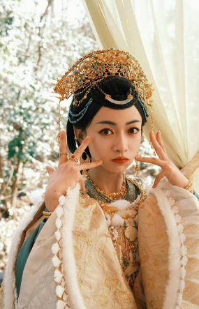 兰香如故最开始定男主女主，
不是刘学义和谭松韵，
而是丁禹兮和吴谨言，现在看，他们没来演真是太好了。

刘学义和谭松韵简直是兰香如故男主女主最佳人选，吴谨言过来演，她只适合爽剧，她一路不会受气，而是非常出气的成为大女主。

是谭松韵和刘学义俩人演得最棒，怎么看都看不够，这两位主角真的演得很好，愿他们