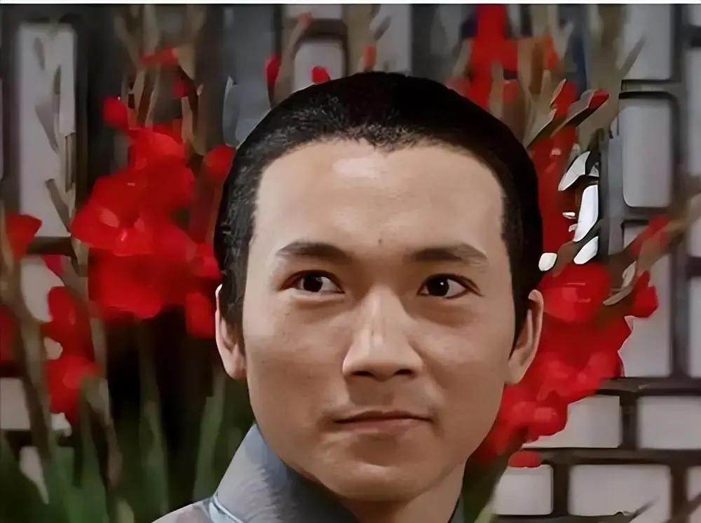 一张快要瘦脱相的脸，两颊凹陷，满脸乱七八糟的老年斑，可视线往下一挪，干瘪的身躯却顶着个突兀的啤酒肚

刷到这组照片时我愣了半天，才敢确认这是当年那个把周星驰踩在脚底下的“常威”邹兆龙

今年他才五十九岁

看着他那灰白斑驳的鬓角和深不见底的疲态，再跟旁边早早转行做生意、比他还要大八岁的何家劲同框一比