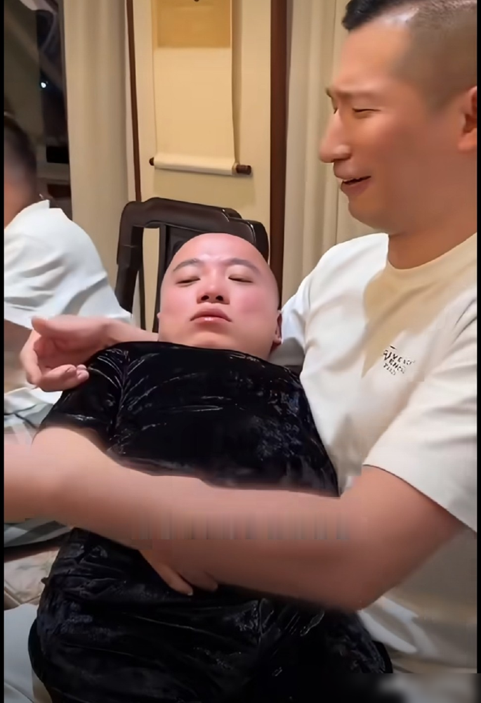 狗磊追着吴迪撕了快一个月，连人家媳妇十年前的事都往外翻。吴迪终于不装了，直接甩话：成年人各过各的，再提我老婆，这事就没完了。
回头看，起因特简单，巴扎黑去吴迪那边没捞着带货机会，狗磊替兄弟出头，反手把吴迪拉黑。接着就是站队、专场、录视频对轰。吴迪徒弟先开火，狗磊说你们跟我不是一个段位。吴迪发全军列