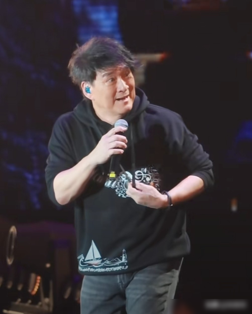 周华健又忘词了，台下几万人不骂反笑，跟哄孩子似的。伍佰更绝，起个头就把话筒往观众席一递，自己搁台上溜达。这俩人中年发福，啤酒肚都出来了，粉丝反而更买账。周华健自己都调侃，有时候一晃神，连提词器上的字都看不着，光顾着跟台下打招呼了。他还说过一句大实话，不怕忘词，不要脸就不怕。这话搁二十年前说，经纪公司