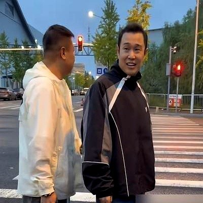都以为小沈阳上节目是来玩票的，结果五公戏腔一开，台下全傻了。

录制那天长沙下雨降温，粉丝在棚外冻得直哆嗦，他没半点架子，挨个递汉堡，嘴里念叨着“撒饭撒饭”。回后台给队友备热汤热水，比助理还细。手握50多首原创，巡演自费买版权，就为三万人合唱不冷场。

有人质疑他至于这么拼吗？能红一阵靠运气，能翻红