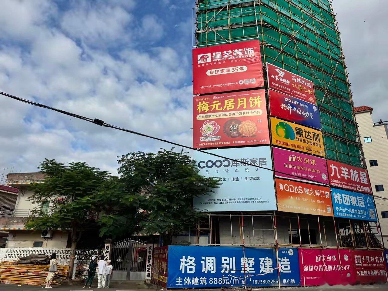 全红婵家新建的两套房，一套已拆外棚进入内部装修阶段，一套刚封顶，两套各具特色，不错！ ​