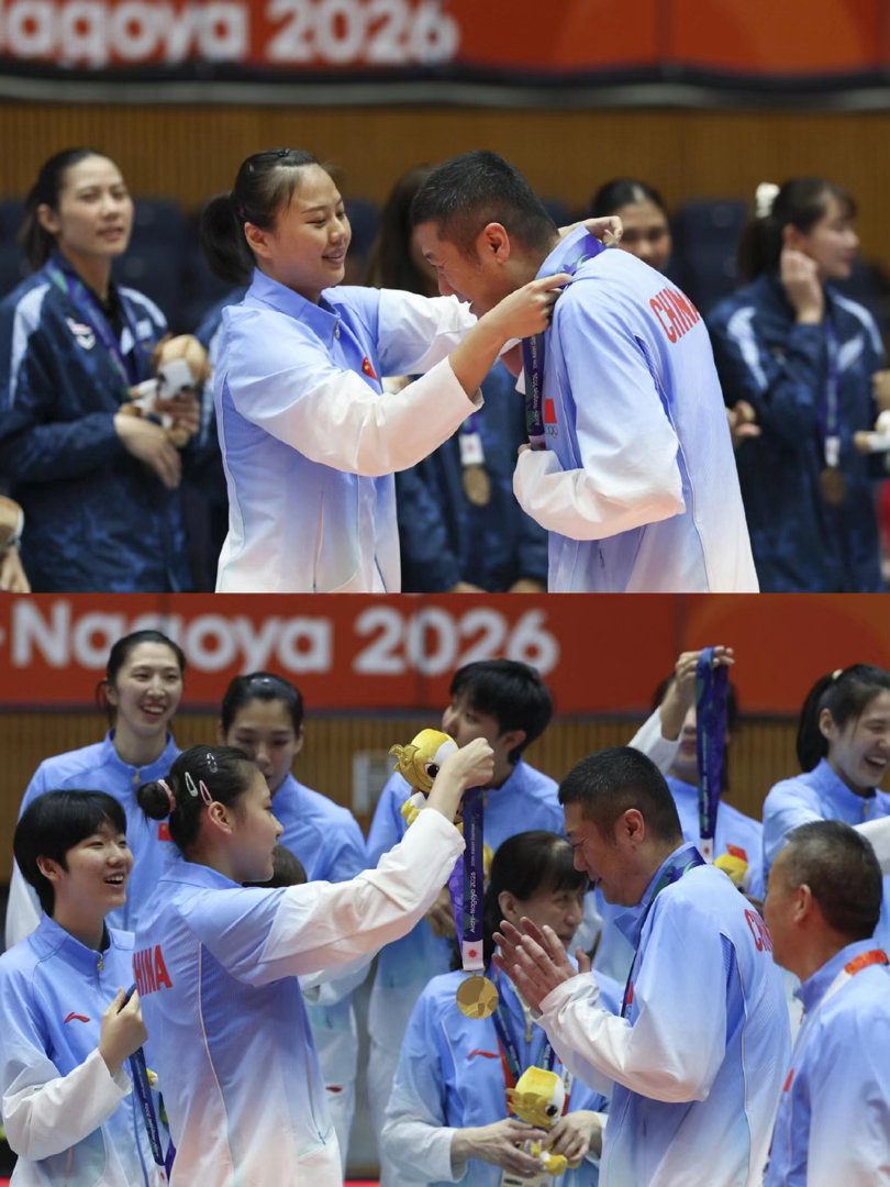 #龚翔宇王奥芊为赵勇挂上亚运金牌##女排队员为主教练挂上金牌# 名古屋亚运会女排夺金时刻，龚翔宇、王奥芊等队员把金牌轻轻戴到赵勇脖子上，用行动诉说整个团队的感恩与信任。亚锦赛留下遗憾后全队迅速复盘加练，半决赛力克泰国，在日本主场拼下冠军，为奥运资格赛积蓄重要力量  ​