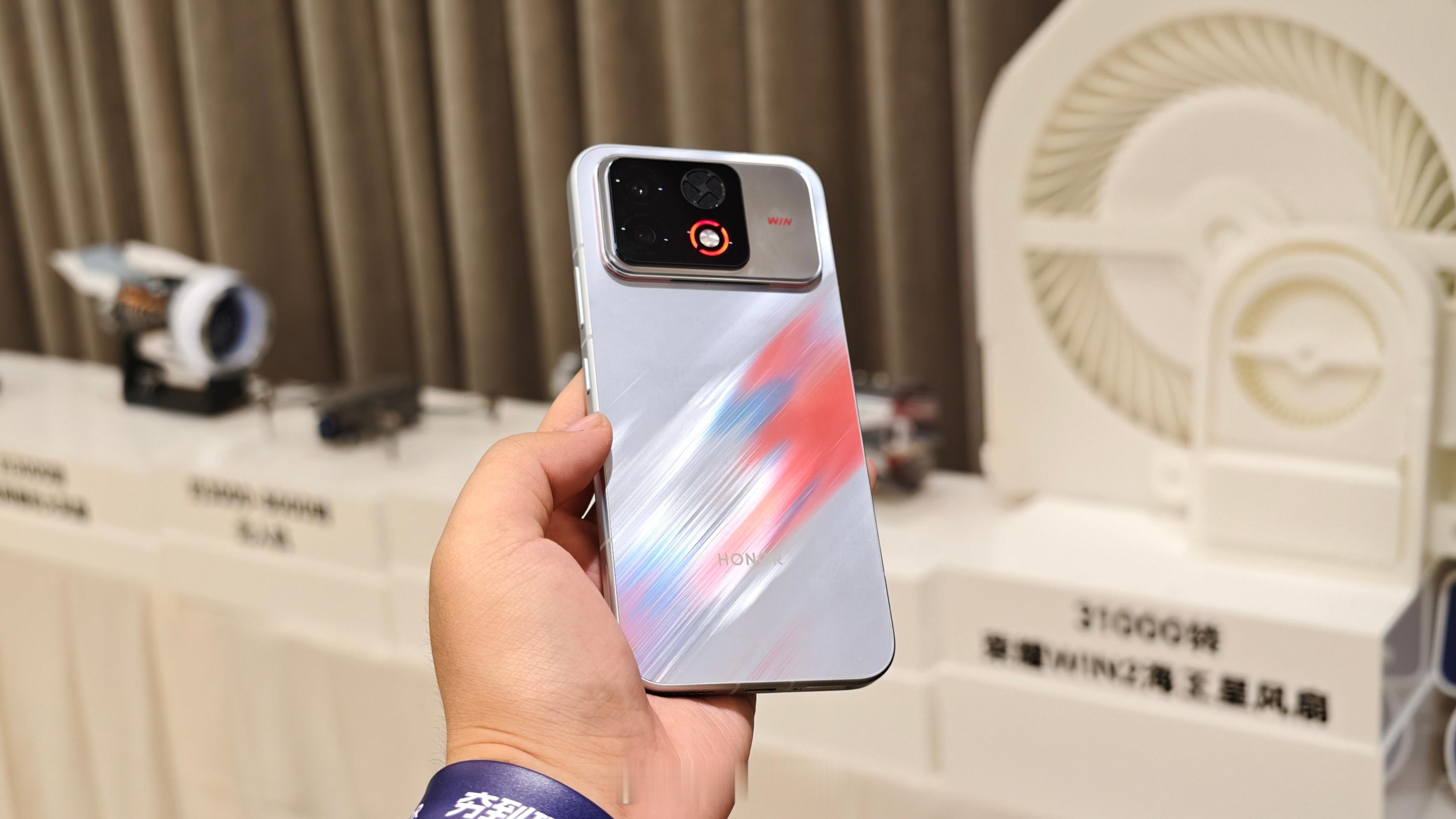 荣耀 WIN 电竞宇宙嘉年华定档 10 月 21 日，在今天的荣耀WIN系列新品技术沟通会现场，我们提前见到了 WIN 电竞全家桶新品，包括：荣耀 WIN2 手机、荣耀 WIN RT2 手机、荣耀 WIN 平板、荣耀 WIN 游戏本 H9、荣耀 WIN 游戏手柄、荣耀 WIN 耳机等。 ​