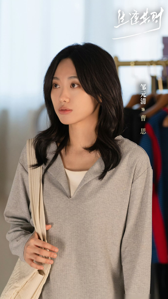 闫妮闺女跟人演夫妻，对手戏是家暴，那男的直接抡拳头往墙上砸。
黑泽演的周轩宇，矿长儿子，从中学就死缠曹思。人家跟初恋齐智好着呢，他带人把齐智腿砸断，又使阴招把人弄进局子。曹思为了捞初恋出来，只能嫁他。
婚后这货彻底不装了。自私暴躁，外面乱搞，回家动手。闫妮亲闺女邹元清，在剧里被扇耳光、拽头发、往