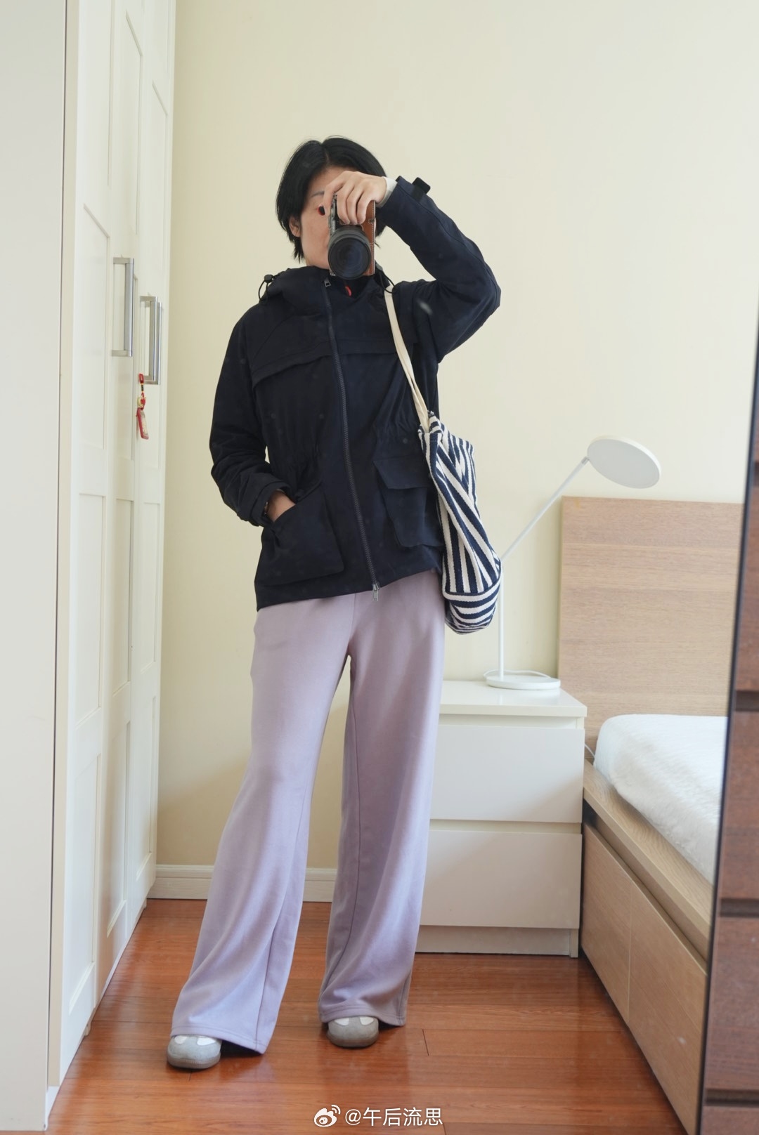 流思记流年 杭州人民喜迎降温，真正的秋装终于可以穿起来啦。很喜欢面料工厂这款冲锋衣的设计，带点小收腰，内里还加绒，平常穿也不会有过分的户外服的感觉。上衣、裤子：自家小店在售，店铺名“Minitime品质店铺一号分店”；鞋子：购于店铺名“OSITA RED品牌店”；包包：买了好几年了，已下架。