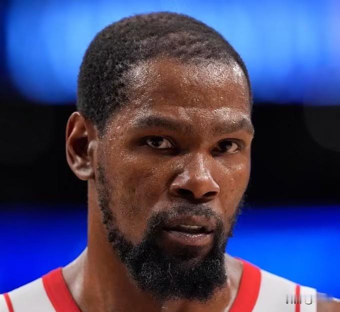 据《The Ringer》记者迈克尔-皮纳报道，若杜兰特被摆上交易货架...