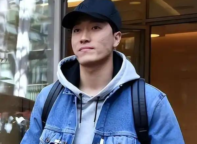 刘翔退役安置遇两难，官媒评功劳不等于特权
刘翔退役 11 年一直处于在编不在岗的特殊安置状态，如今整改之下只能二选一：回岗当教练或是买断脱离体制。
 他脱离一线已久，对两个选项都不满意，便发文向网友求助，此事迅速引发全网激烈争论。
 官媒发文肯定刘翔为国取得的辉煌成绩，也指出功勋荣誉不能凌驾于制度规