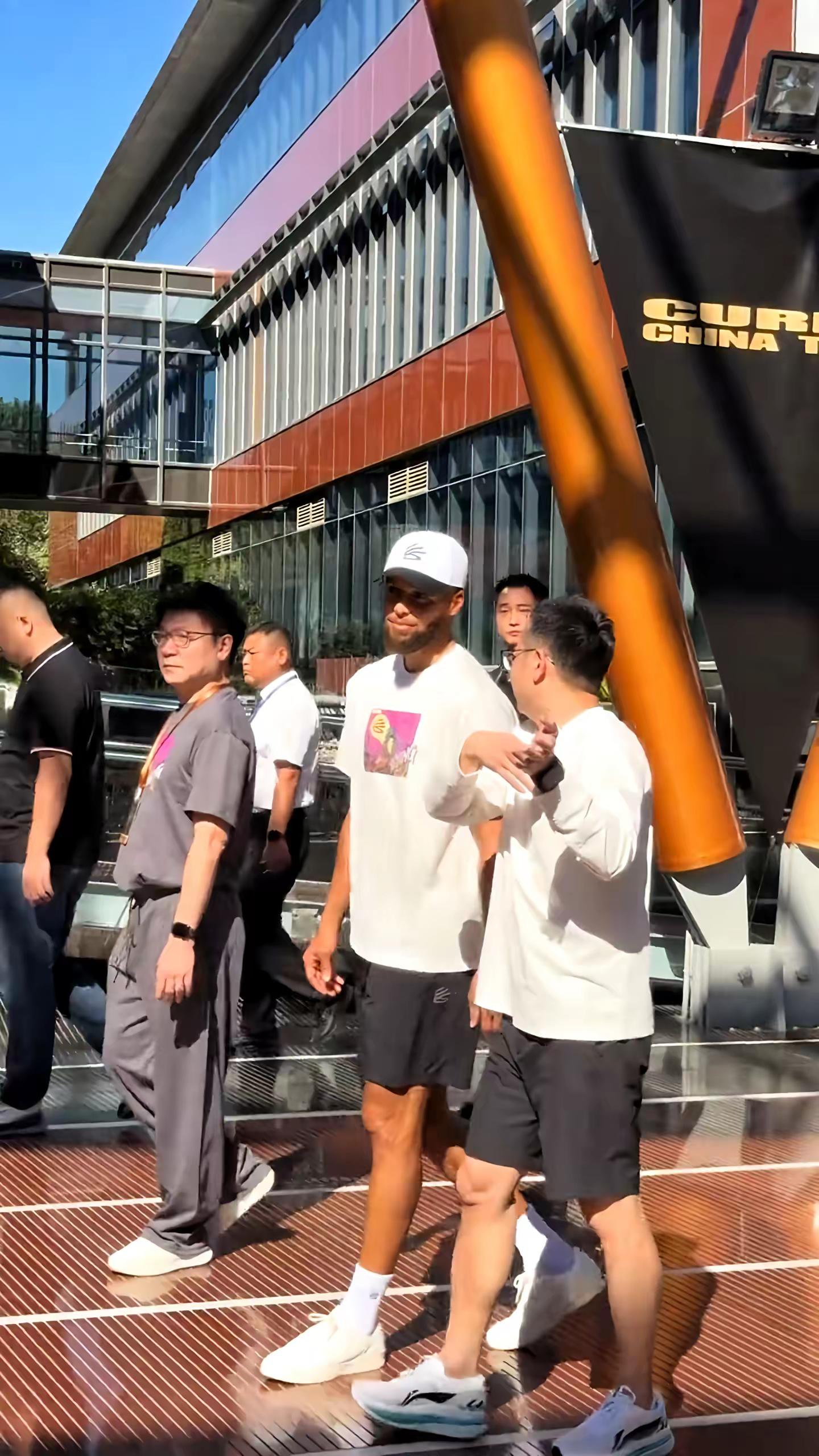 库里中国行北京站圆满结束马上告一段落，今天参观李宁总部，很快将会飞往东莞，明天库里将会空降粤BA全明星正赛，期待库里下一站中国行。库里 库里中国行