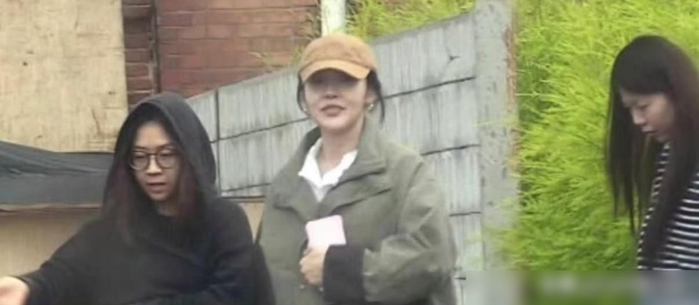张佳宁挺着肚子去银行办业务，被刘大锤拍了个正着。下台阶那一下，手死死护着腰，素颜，宽松卫衣，这状态你说是拍戏，谁信？
关键她跟工作室全装死，不否认也不承认。要知道她手里《重器》正在央视播，演的是驻监检察官，荧幕上雷厉风行。
转头就被拍到孕味十足逛银行，这反差太大了。
更微妙的是，待播古装剧预约