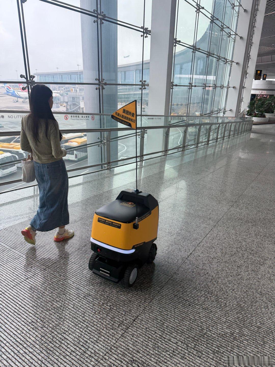 重庆机场有送到登机口的外卖机器人了，就是…是否有点小。 ​