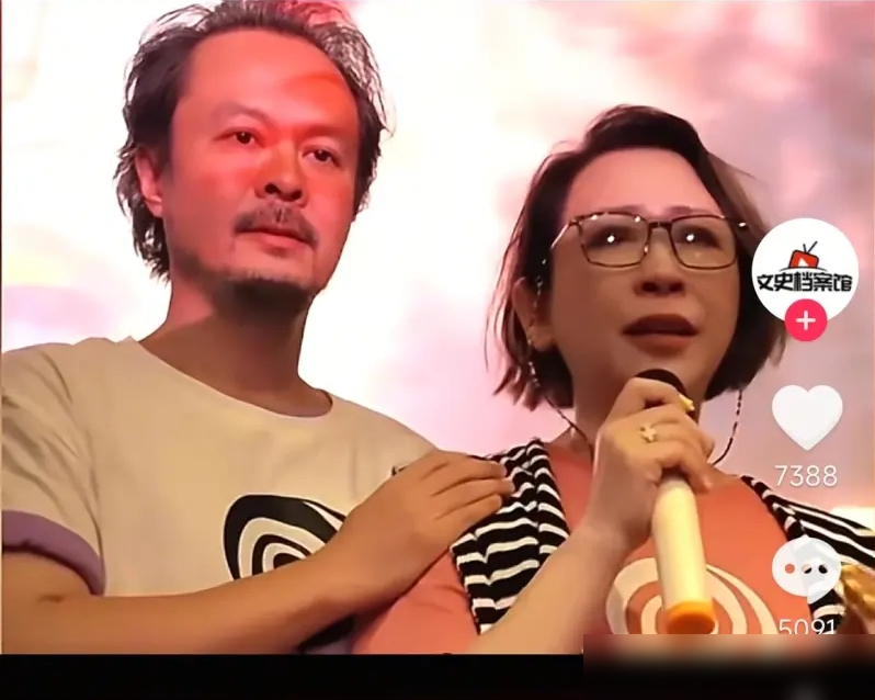 十天花八万块，五千万投资直接打水漂。傅首尔主演的《爸爸咪呀》票房扑到连电费都不够。片方赌她那张嘴能卖票，结果观众用脚投了票。
这姐们这几年干啥了？上综艺拿老刘当段子，离婚了还接着拿前夫当流量密码。从咸鱼老公讲到见个面像偷情，热搜没少上，话题没断过。直播间里倒是挺热闹，跟老刘同框卖货，评论区刷屏复婚