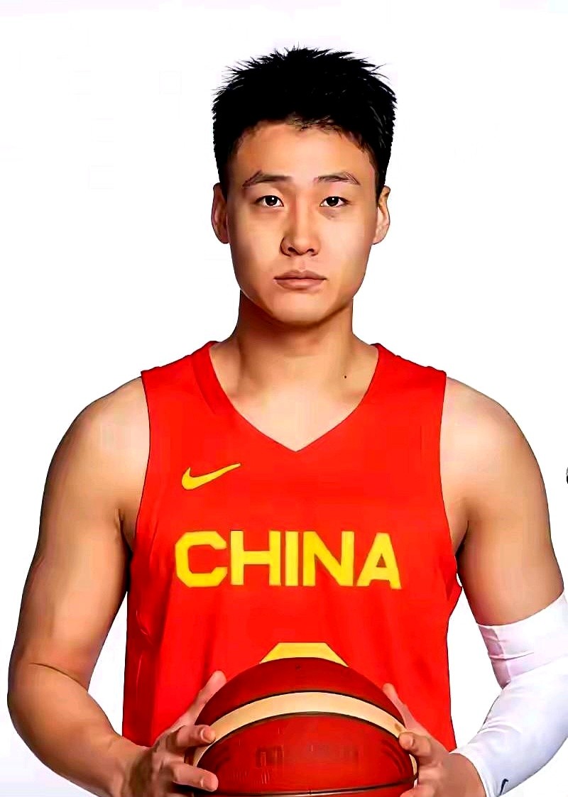 只要国家队需要，随时准备归队报到。赵睿这句话一放出来，不少球迷心里的石头落地了。

前阵子男篮热身赛打得磕磕绊绊。其实郭士强手里的牌没全打出来，他在试阵容。

输赢先放一边，后卫线确实缺个主心骨。

现在赵睿表态了。他一回来，后卫线的攻防组织马上能盘活。

更关键的是，像王俊杰这些年轻小将，太需要老