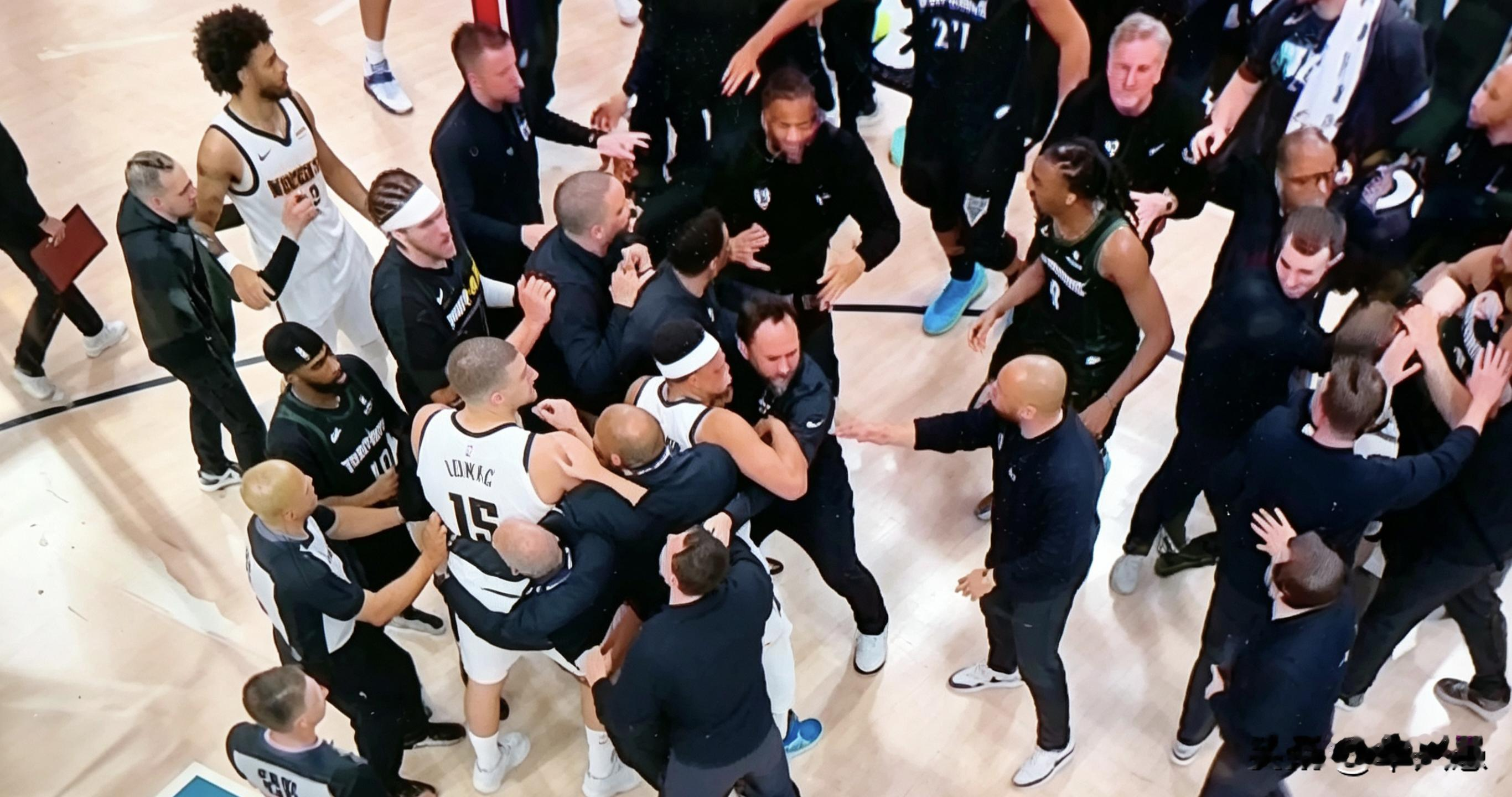 掘金的约基奇太冲动了，在掘金vs森林狼的G4比赛最后时刻，森林狼后场将...