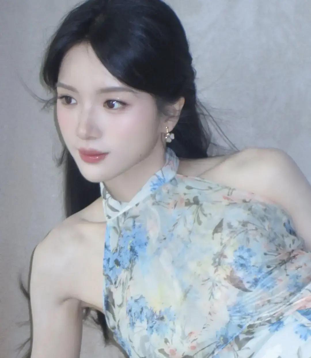 一部戏爆火之后，绝大多数演员都会恨不得连轴转把热度变现，李思潼却直接按下了暂停键。
算算日子，《给阿嬷的情书》火出圈已经快半年了。
同剧组的王彦桐、王晓慧新戏早都开机了，路透和宣传一波接一波。反观她这个抗大旗的女一号，社交平台上安安静静，各大剧组开机名单里也完全不见动静。
换做别人，这时候大概