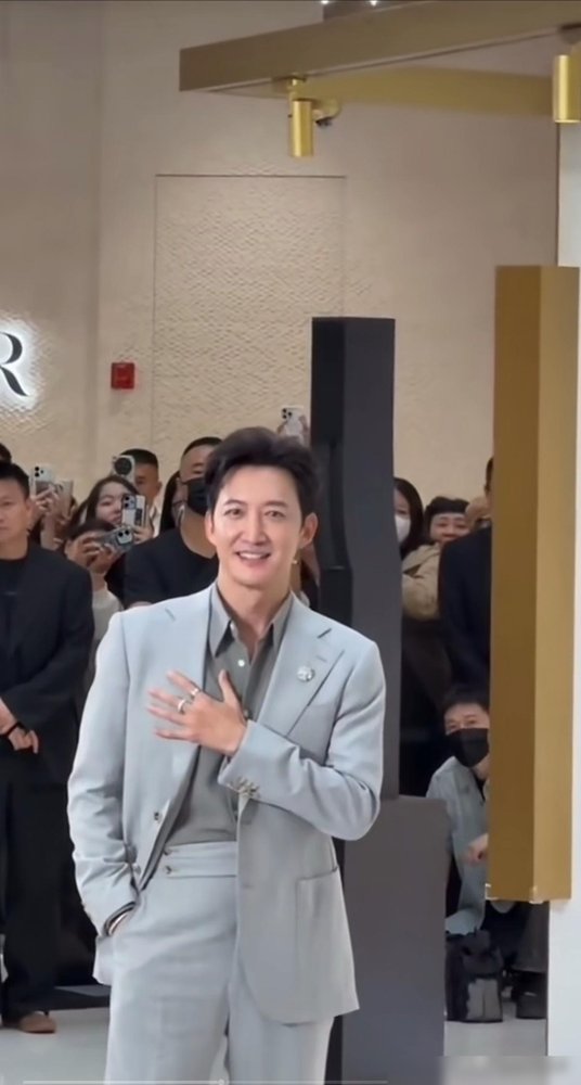 王阳真是越老越有魅力，越老越有味道！
当年他跟蒋欣那段，放到现在看，更像两个都没长开的人撞在了一起。王阳年轻时五官不差，但那张脸太“正”，少了点邪气，搁在二十出头的年纪，反而显不出什么记忆点。蒋欣那时候也还没熬出华妃的狠劲，两个都在等戏的人谈恋爱，穷、忙、互相够不着，分手几乎没什么悬念。
有意思