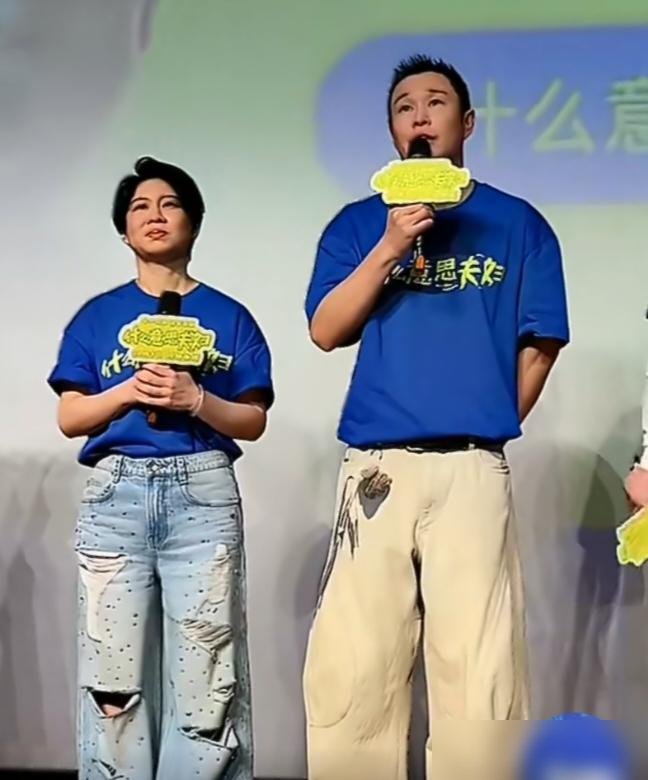 小沈阳这回是真拼了，腰伤犯了都没下桌。
《披荆斩棘》四公，他带队翻唱刘宇宁那首《她》。练到一半发现路子不对，直接一个电话打给原唱。刘宇宁也没客气，一句话点醒他：这歌唱的是失去，不是亲情。小沈阳当场改。
就冲这个较真劲儿，转头看他国庆档那部《什么意思夫妇》，首日干了4850万。上座率还压着同档期。