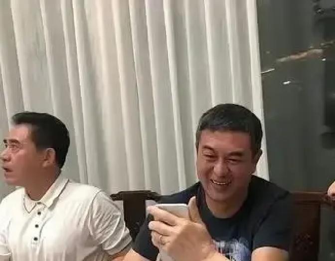 张嘉益和陈宝国私下攒的这个饭局，让不少盯着烟盒算身价的网友彻底看跑偏了。
很多人还在那儿逐帧截图，数着桌上的酒盅和烟卷，非要琢磨这顿饭顶普通人几个月的伙食费。
其实真到了他们这个咖位，谁还在乎排场摆给谁看。大家真正纳闷的，反倒是张嘉益那身老毛病。
圈里谁不知道他被强直性脊柱炎折腾了大半辈子，平