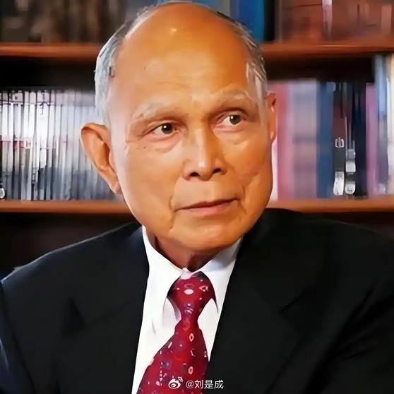《1950年，霍英东被海盗用枪顶着脑袋，整船的人都以为他活不成了，他只说了一句话，海盗头目思考了一会儿，放他们离去吗，他到底说了什么？》1950年深秋，大铲岛黑域。一把泛着幽蓝冷光的勃朗宁手枪，死死抵住了27岁霍英东的头颅，机械击锤已被向后压到了最底格！他到底说了什么？ ​