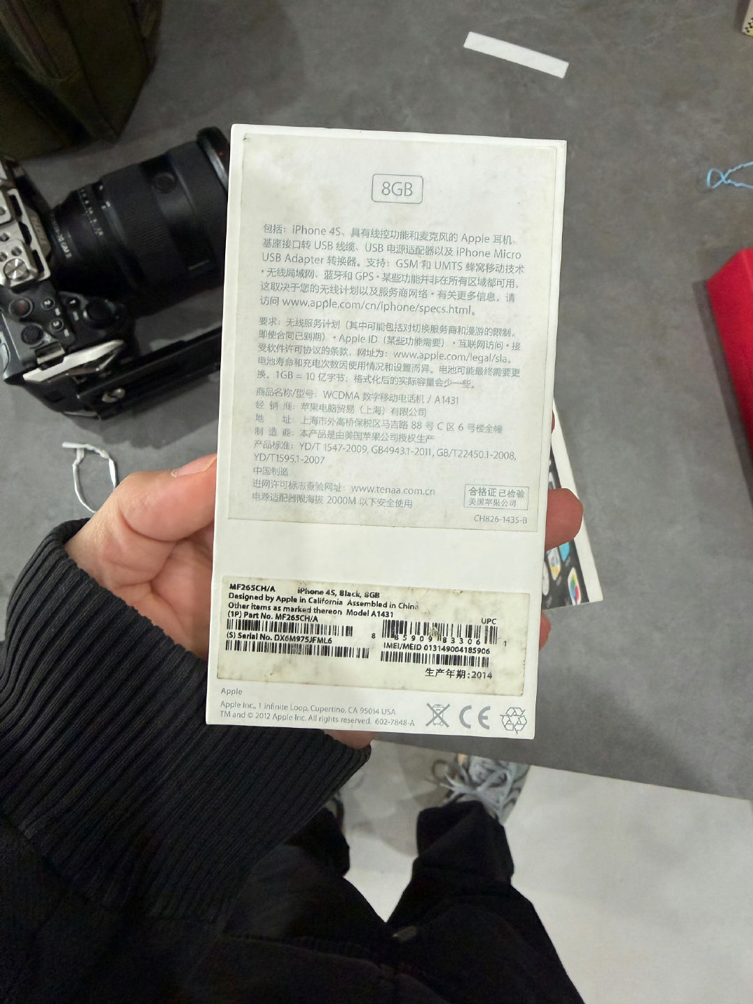 #库克正式卸任苹果CEO# 我用过厨子发布的每一款iPhone、目前还留着iPhone4S全新的！作为纪念！ 这是厨子发布的第一台iPhone。 ​
