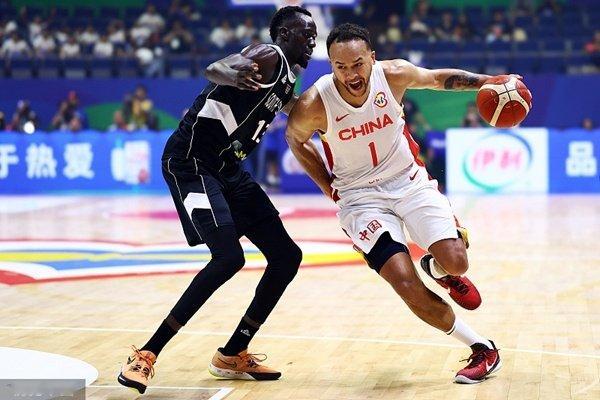 2023年李凯尔打世界杯，据传费用主要由四川女篮投资人承担。目前李凯尔表态愿再战2027年男篮世界杯，此次若再战，谁来承担？篮协不会直接出资。

国家队不会再找李凯尔打国家队比赛了，他这种类型的不适合我们。我们需要的是能抡能得分的，而不是功能性球员。 #李凯尔再打世界杯谁出钱# ​