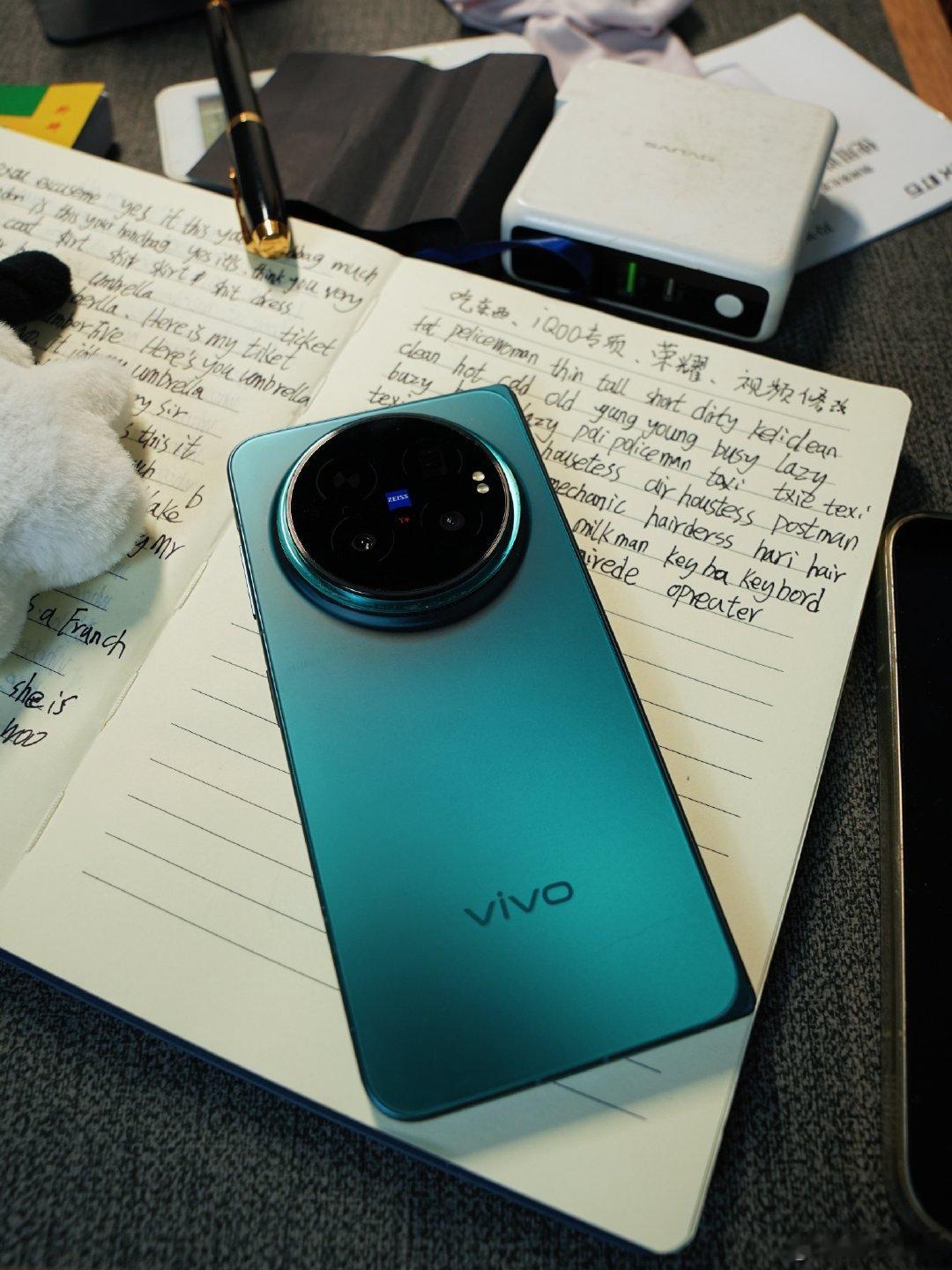 用华为被女朋友吐槽太老登了[呵呵]
无奈转头才去买了vivoXFold6。。
没想到用着还挺不错，皮实的很摔了不下10次了，都还好好的。拍照也优秀，没有缺点的一台折叠屏。请问下你们如果买折叠屏会第一时间考虑vivo吗？还是其他品牌型号。

#vivo[超话]##vivoxfold6# ​
