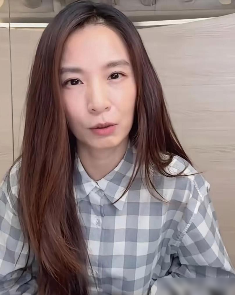 田馥甄直播被刷屏解开第一颗扣子，她脸一沉：你当我这是什么直播，嗯？
全场以为要冷场，结果她下一秒笑出声，说打赏到位的话，开到肚脐哦。还补一句火箭跑车都行。
说完自己先绷不住，又自嘲收尾：我们之间是不是没什么话好聊了。
没冷场，没迎合，一个玩笑把边界划得明明白白。
会接梗的人，从来不是顺着杆爬