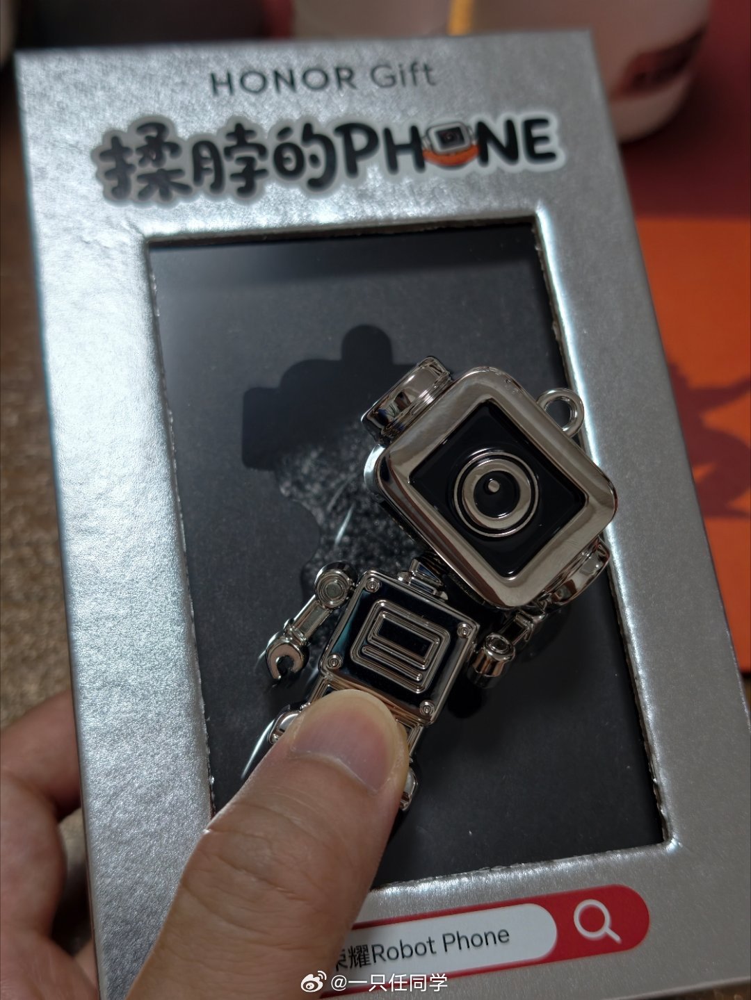 荣耀送的扭脖的Phone拆了[嘻嘻][嘻嘻]

当成桌面摆件挺好

当背包挂件也不是不行，亮闪闪的

#荣耀[超话]##荣耀robotphone#  ​