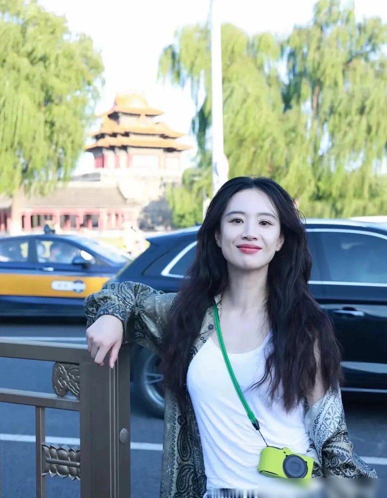 李梦被曝有孩子了，热搜挂了一整天，她愣是一个字没回。
网友说是在圣贝拉月子中心撞见的，讲得有鼻子有眼。可翻遍全网，连一张模糊照片都没有。全是“我朋友说”“我听说”。
这事有意思的地方在于，李梦33了，演技派，去年就大大方方承认了跟导演邬浪的恋情。直播里也提过女儿，压根没藏着掖着。
现在《兰香如