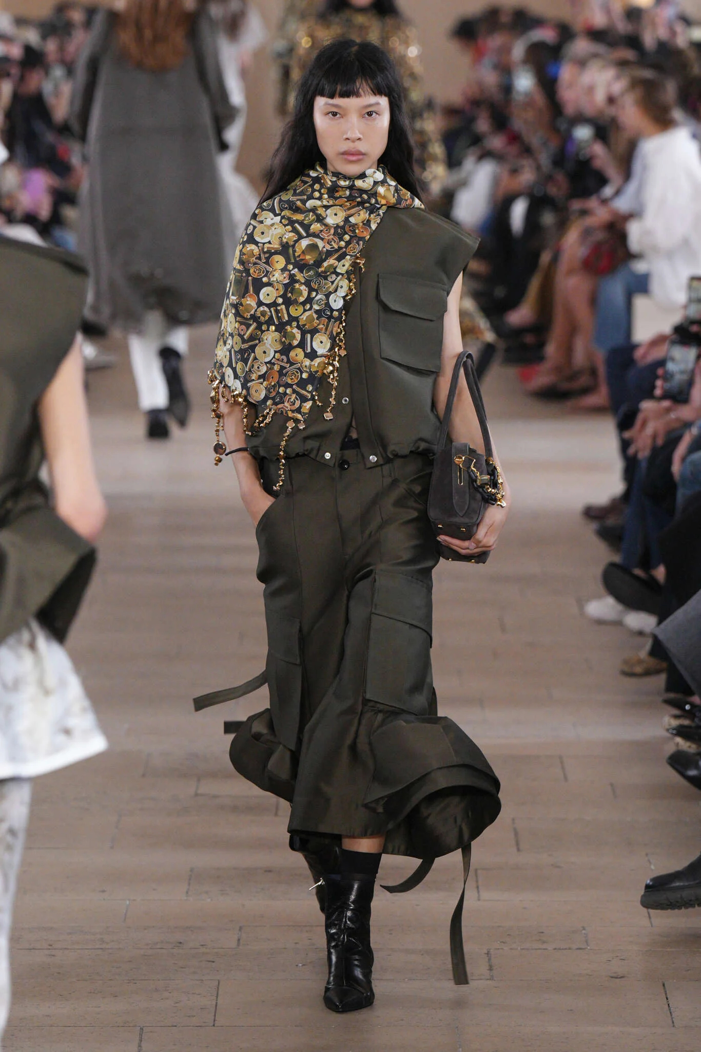 PFW | Sacai - 2027SS

🇨🇳中国模特：
李禾佳
王灿烂
郭馨悦
华依澜
魏怡婷
张嘉慧
🇨🇦🇨🇳加籍华裔模特：
Diane Chiu
🇸🇪🇵🇰瑞典籍巴基斯坦裔模特：
Noor Khan（✨开场）

#2027春夏巴黎时装周# ​