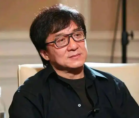 成龙在镜头前说过一句大实话：他在全世界拍戏，看到太多中国人在海外过得很惨——不是二等公民，而是三等公民。打黑工、干地下工，给家里打电话还得说“我这边很好”。有人觉得他站着说话不腰疼，可你想想，他为什么要拍《新宿事件》？就是因为他亲眼见过太多华人的真实处境。现在国内机会遍地，却还有多少人削尖了脑袋往外
