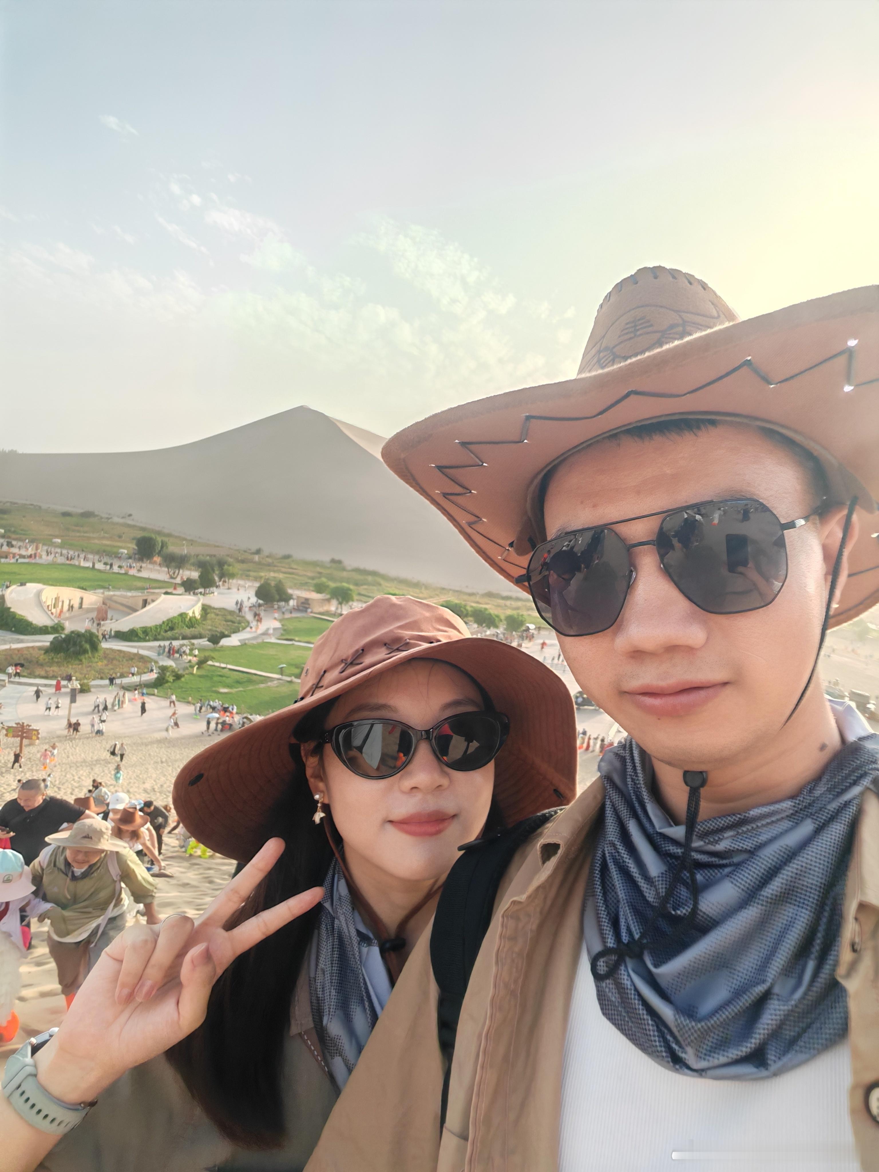 终于没有司机师傅催我六点半起床出发了，睡了个懒觉
莫高窟的讲解非常好，因为人多，小姐姐讲的语速很快，需要很认真跟上
爬上鸣沙山已经傍晚日落，等待无人机表演的半个小时，是我这几年中前所未有的平静时光，光脚踩着温暖的沙子，什么也不用想
沙洲食驿每一个都很好吃  ​