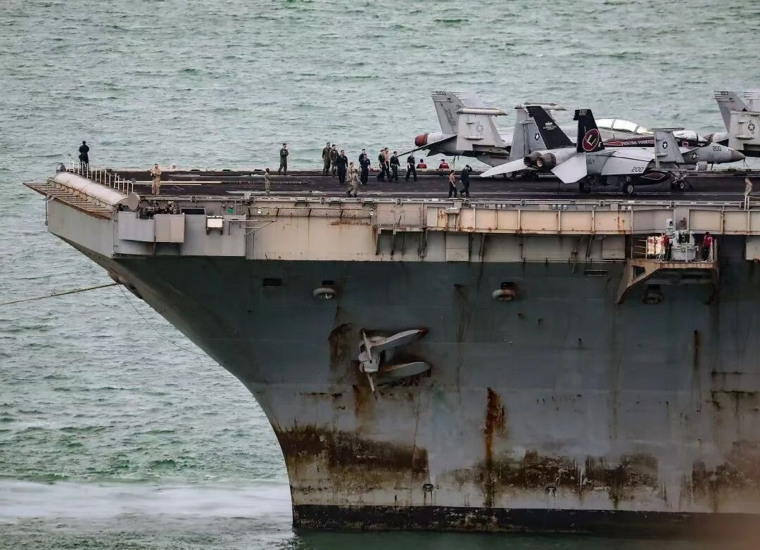 林肯号航母（ CVN-72）舰龄才36年（图一）……

旅大级（051型）132舰的舰龄46年，退役已经14年（图二）！

刚刚退役的112哈尔滨舰舰为 32年（图三）。

这样一对比，这老美是啥战斗力，大家心里都有数了[鄙视]。