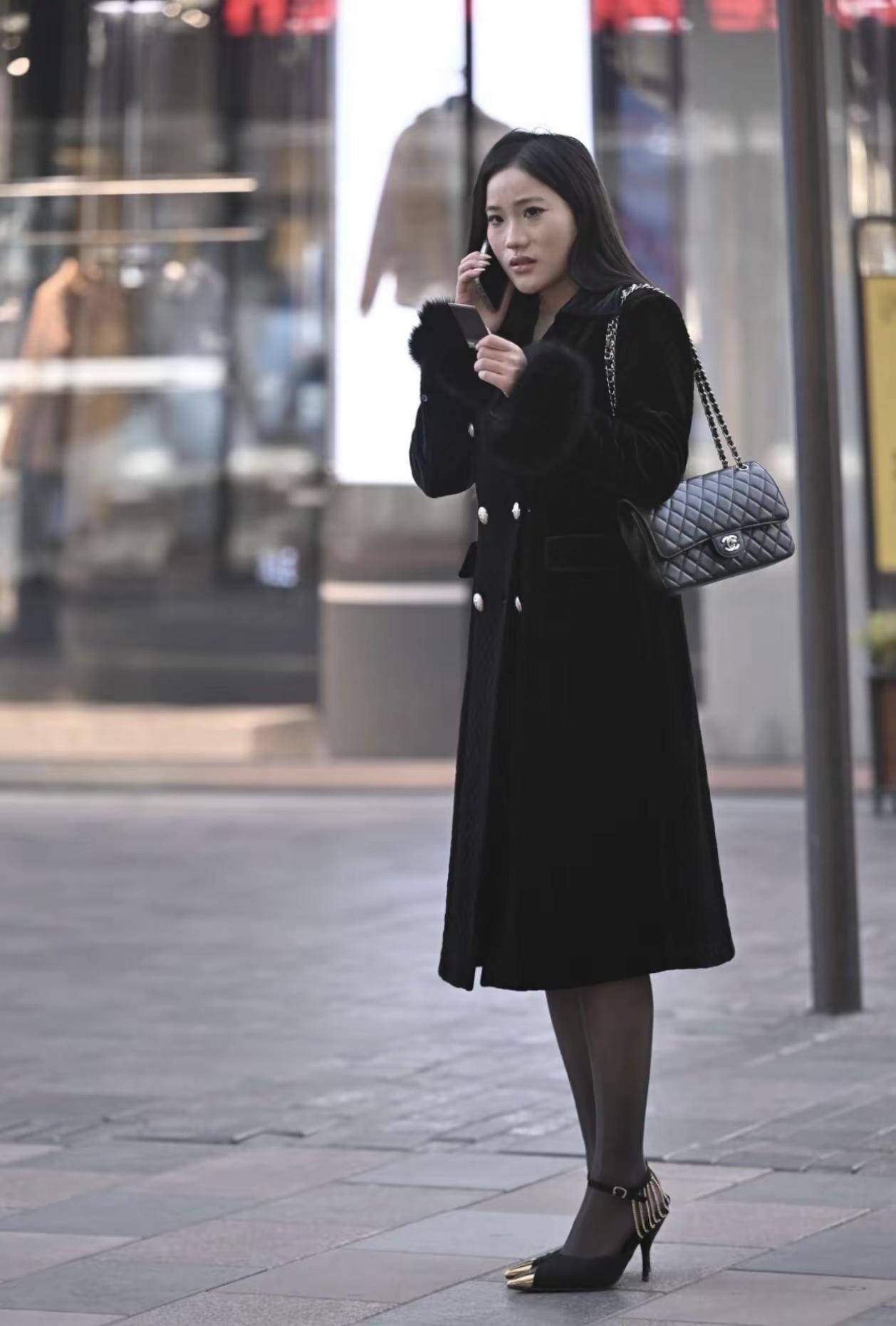 <p>一身黑 厚黑丝 街拍美女 气质美女 <!--{img:0}-->...