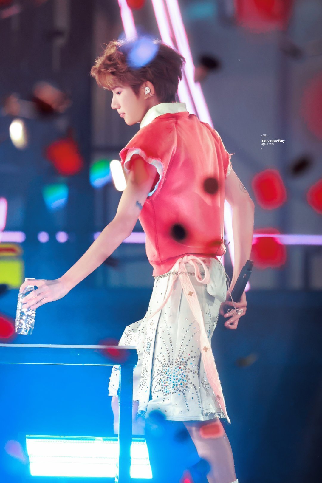 #王源[超话]# “捧起月亮也能捕捉你眼里的星辰吗” "𝑪𝒂𝒏 𝒚𝒐𝒖 𝒄𝒂𝒕𝒄𝒉 𝒕𝒉𝒆 𝒔𝒕𝒂𝒓𝒔 𝒊𝒏 𝒚𝒐𝒖𝒓 𝒆𝒚𝒆𝒔 𝒃𝒚 𝒉𝒐𝒍𝒅𝒊𝒏𝒈 𝒕𝒉𝒆 𝒎𝒐𝒐𝒏" ​