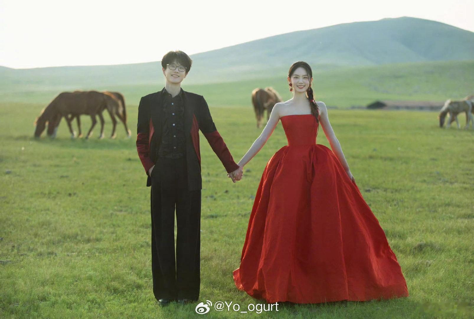 #许嵩结婚#
我去 才发现大14岁
不过许哥看着很嫩
以前网传的百度女主持人是这个嘛 ​