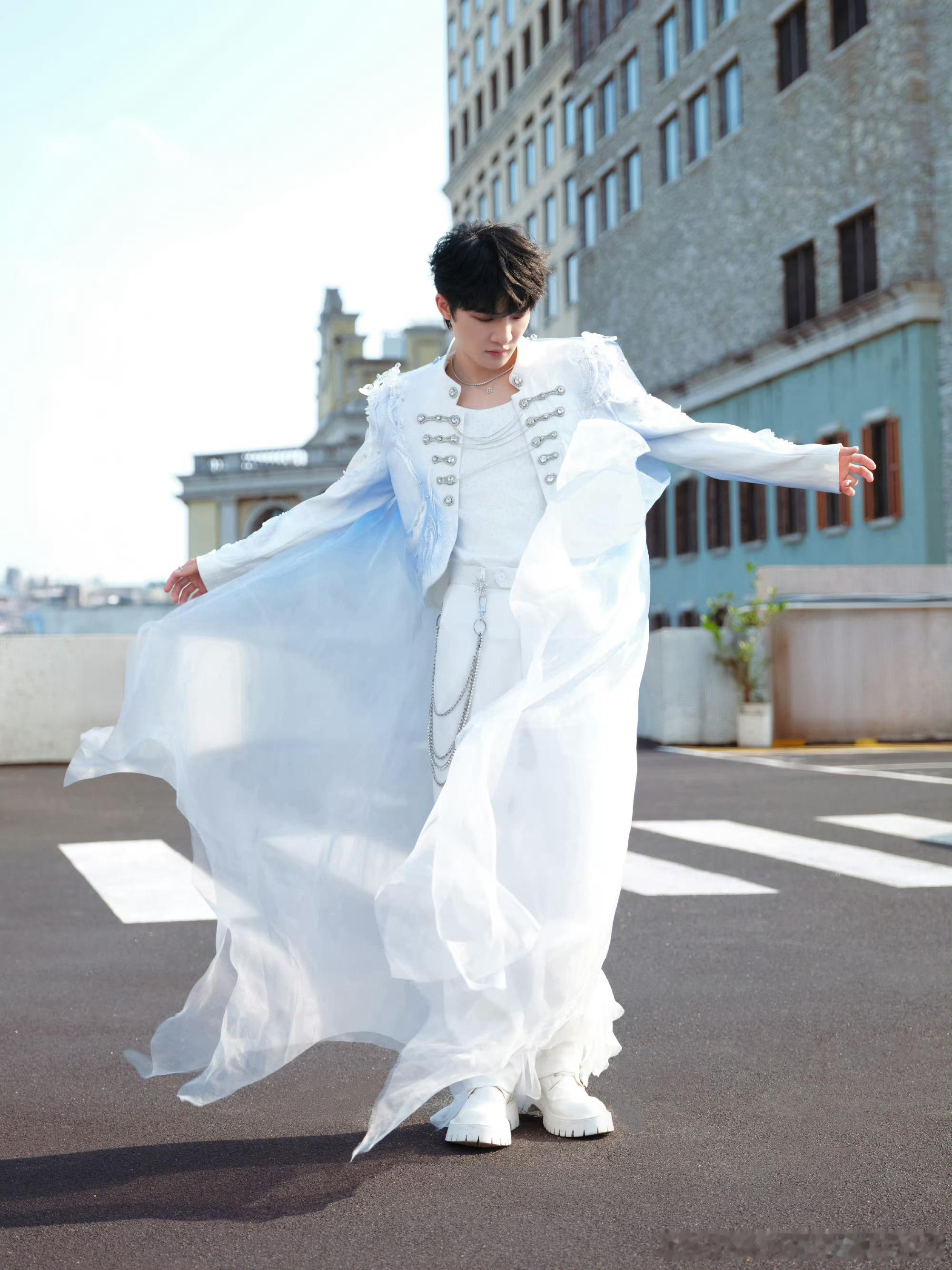 #周深[超话]# zs#周深# zs#周深2026深深的巡回演唱会﻿# zs
演唱会的浪漫，是周深独有的温柔浪漫。璀璨灯光铺满整片星海，温柔歌声回荡在每一个角落，他站在舞台中央，眼里有光，心中有热爱。从细腻婉转的慢歌，到元气热烈的快曲，再到惊艳出圈的戏曲清唱，他总能精准诠释每首歌的内核，赋予旋律独属于 ​