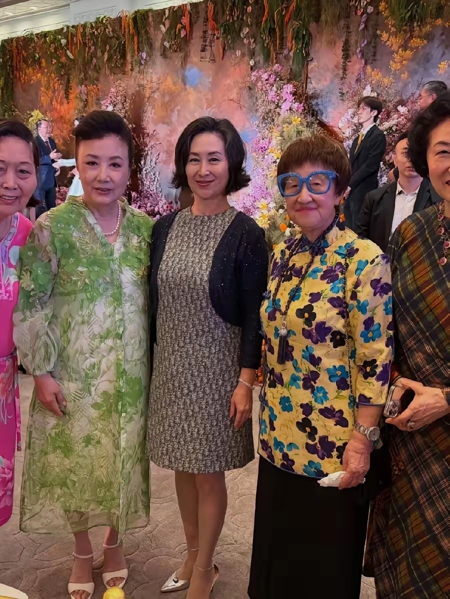 天王嫂方媛现身澳门，参加奚梦瑶何猷君答谢宴，这条粉色裙子蛮漂亮哎，很温柔 ​
